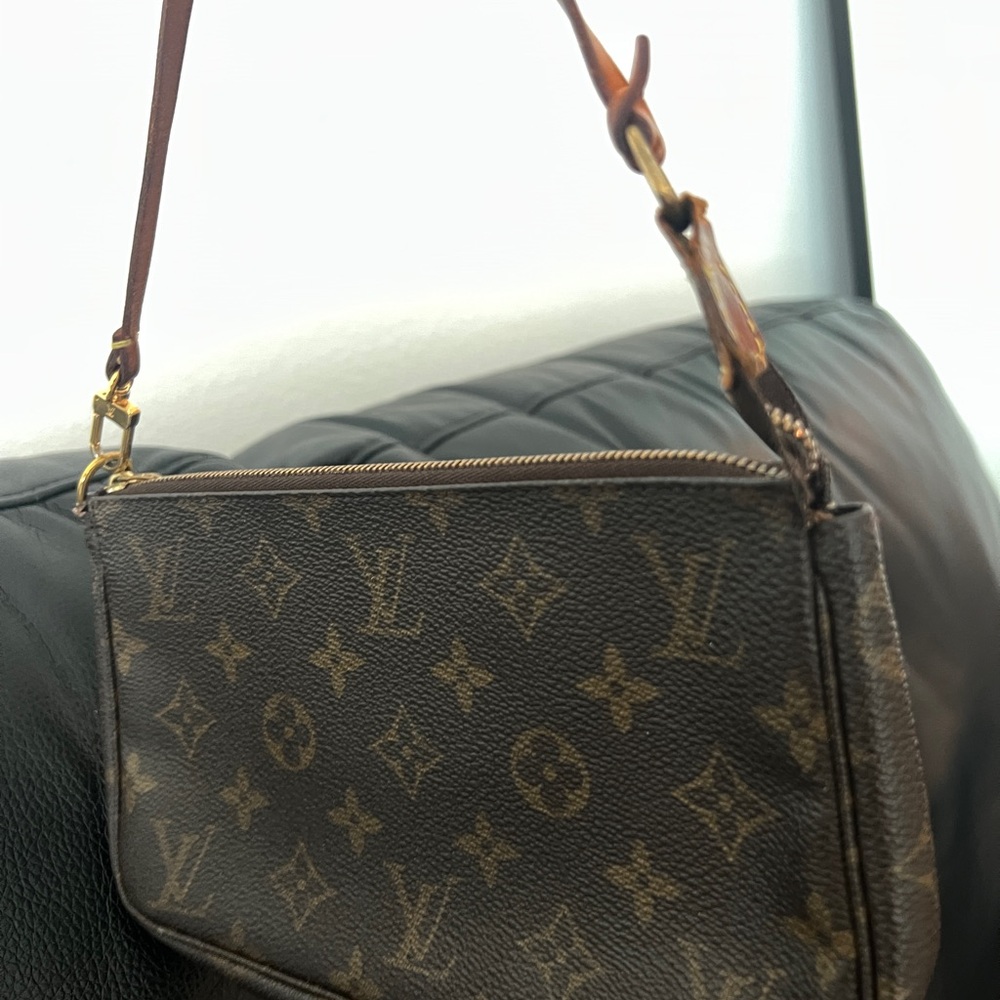 Lv pochette bag